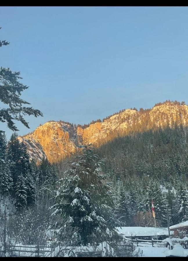 Camels Hump Guest Ranch Lumby Buitenkant foto